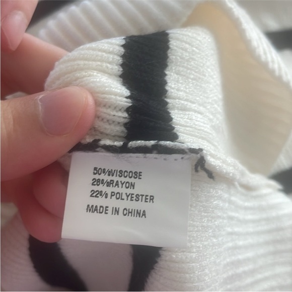 Boutique Brand Size Medium Black and White Striped Turtleneck Long-Sleeve Sweate - Picture 5 of 5